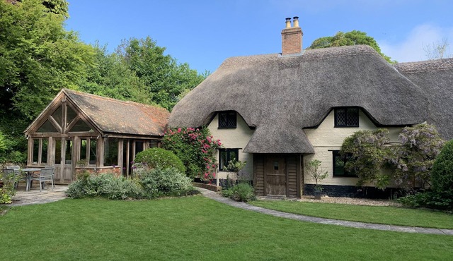 UNDER ACRE COTTAGE, family friendly in Winterborne Whitechurch