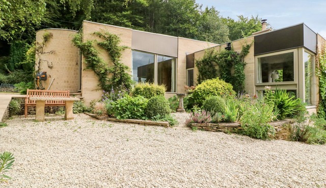 UNDER CATSWOOD, pet friendly, luxury holiday cottage in Stroud