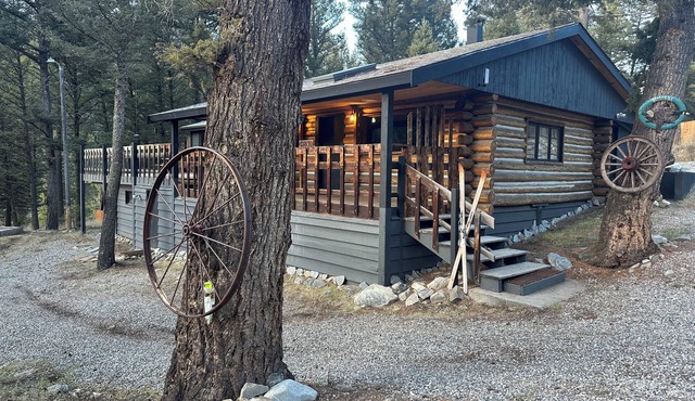UNDER NEW MANAGEMENT Hideout in the Mountains with HOT TUB