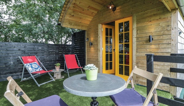 UNDER THE OAK TREE, romantic, with open fire in Congresbury