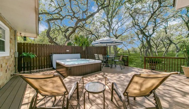 Under the Oaks, a charming, romantic retreat with hot tub and sauna