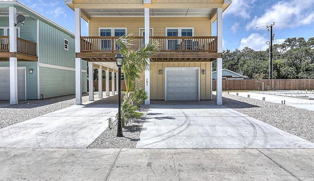 Under The Sea! Waterfront,Community Pool,Walk to Bars, Restaurants and Pier!