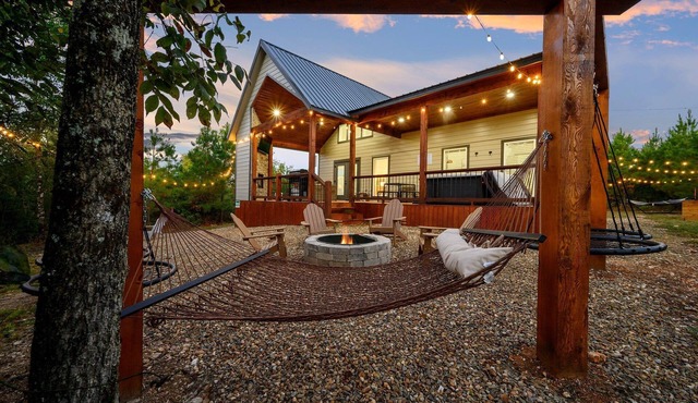 Under the Stars: Secluded, Hot Tub, Firepit, Pets, Games