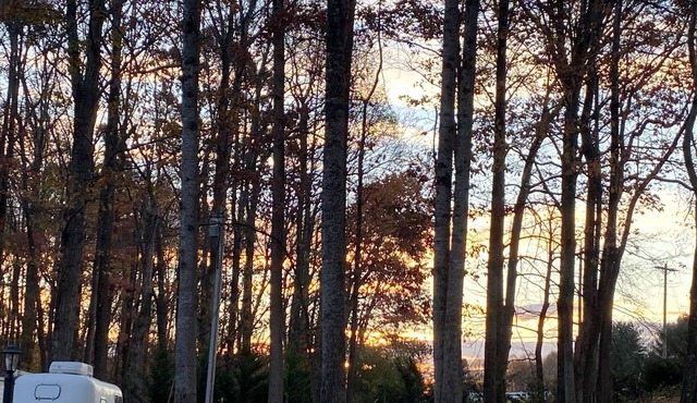 Under the trees home , in a peaceful country place. Close to hiking destinations