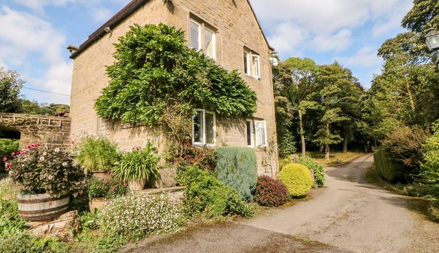 UNDERBANK HALL COTTAGE, pet friendly, with a garden in Stocksbridge
