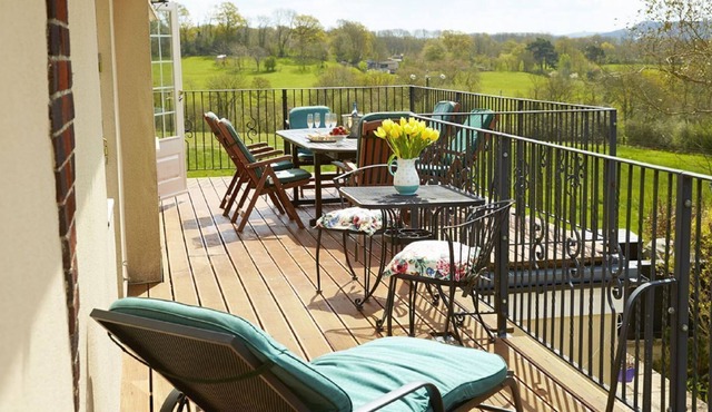 Underwood House, sleeps 12 within easy reach of Bath, offers spacious comfortable accommodation.