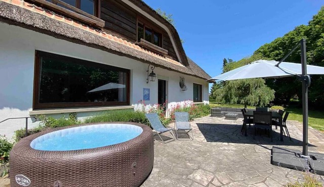 UNE Belle Chaumière dans un grand Grand Parc