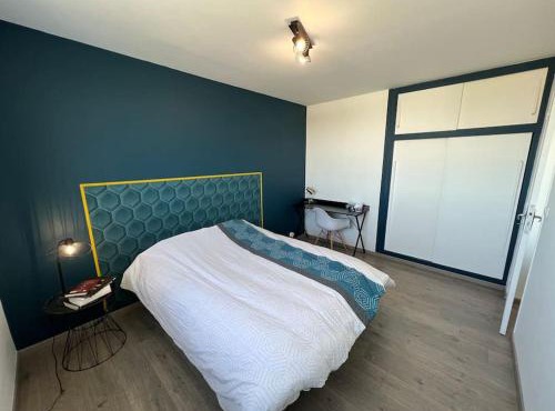 Une chambre privée bleu dans un appartement partagé