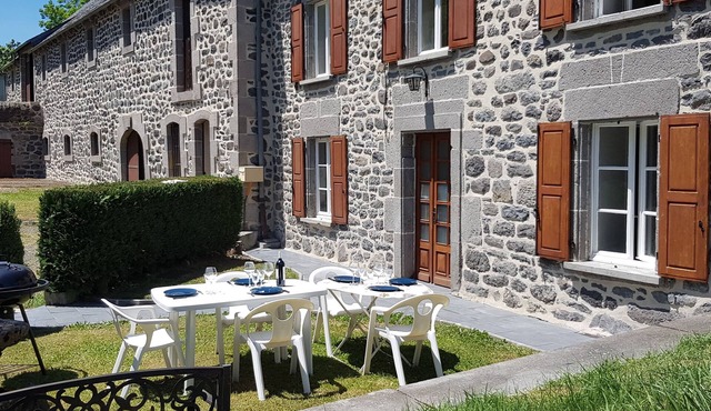 Une Ferme Rénovée au Cœur du Cantal Proche de la Station de ski du Lioran