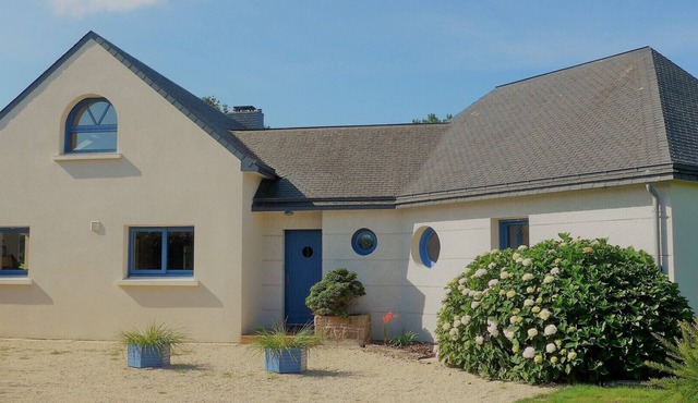 Une Grande Villa au Calme Dans un Grand Jardin Située à 900 Mètres de la mer