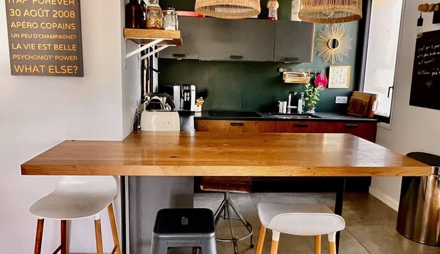 Une Maison de Vacances en Ville ! Style Année 70 Avec Climatisation et Piscine