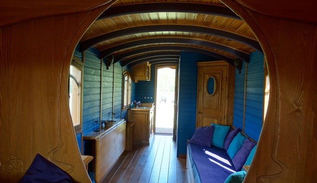 Une roulotte et des chevaux