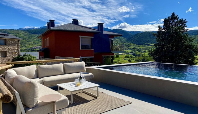 Unforgettable super-sunny wine estate/luxury villa close to Andorra.