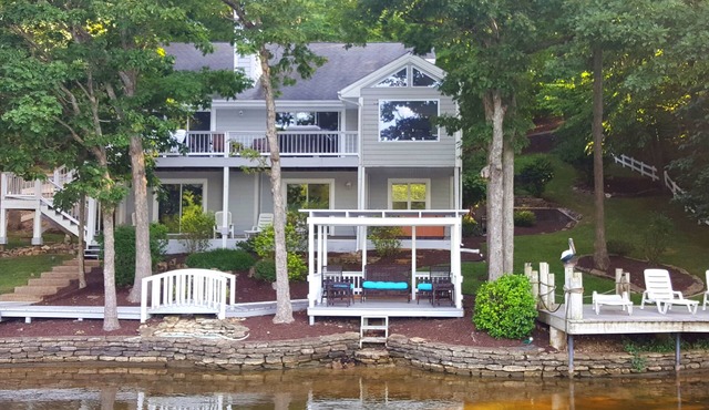 Unforgettable Luxurious Lakefront Home with Exclusive Boat Rentals for Guests
