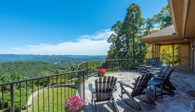 Unforgettable Mtn Views & Sunsets! Hot Tub+Fireplaces+Sauna, WiFi, Small Events!