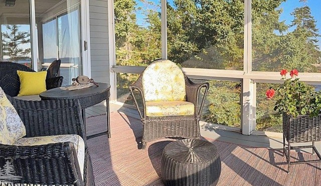 Unforgettable Oceanfront: Panoramic Ocean Views Await at Ledgemere Cottage