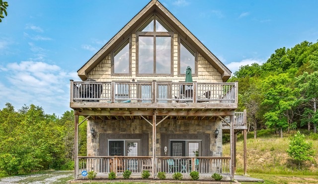 Unforgettable Sunrise View, Dual Living Spaces & on Douglas Lake by Pigeon Forge