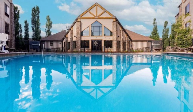 Unforgettable Views and Comfort! Swimming Pool, Free Breakfast, Free Parking!