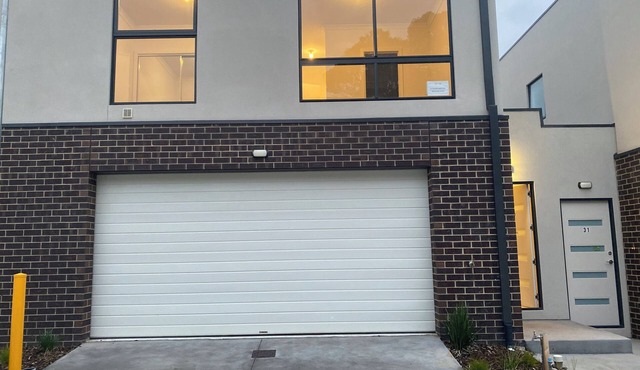 Unfurnished-2 Story 3 Bedroom House- 30min to Melbourne international Airport