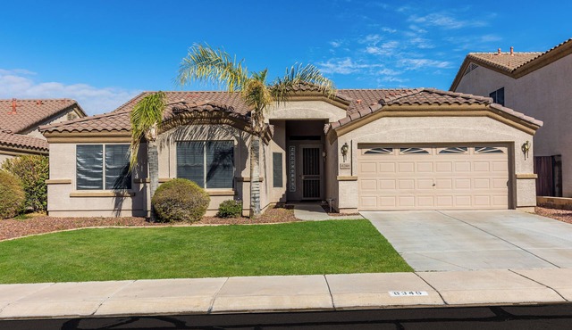 Unfurnished home in family-friendly North Phoenix!nn3 Bed + Den, 2 Bath