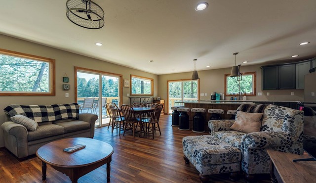 Unhurried Rapids Hideaway; charming 3-bedroom house with WiFi & AC in Stephenson