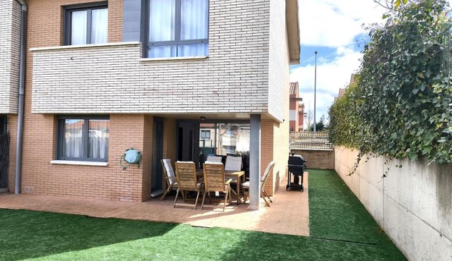 Unifamiliar con jardín, piscina, tenis y pádel