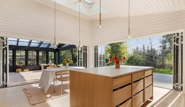 Unik arkitektegnet 2022 sommerhus tæt på strand og skov