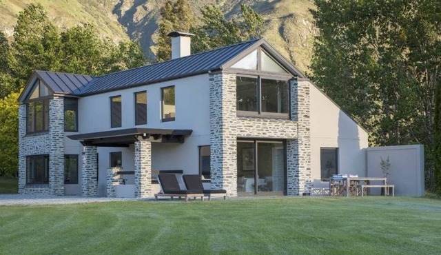 Uninterrupted Lake Views close to Ski Field