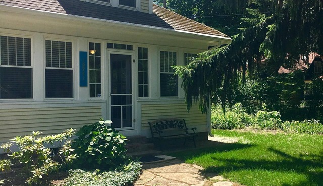 Union Pier beauty. Steps to the beach, easy walk to town. Lg yard,fire pit,grill