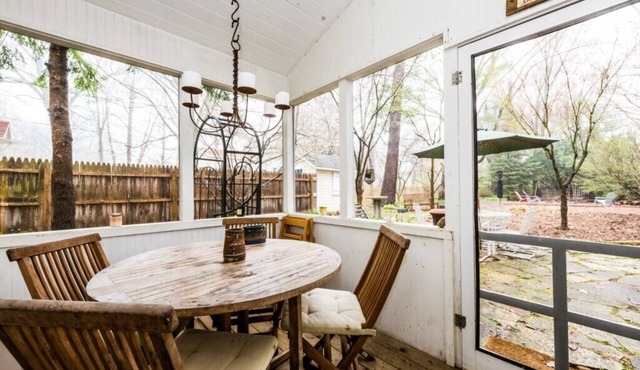 UNION PIER COTTAGE CLOSE TO BEACH AND DOWNTOWN!