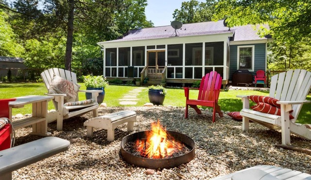 Union Pier Hidden Gem | 3 Blocks to Beach | Screened Porch & Fire Pit