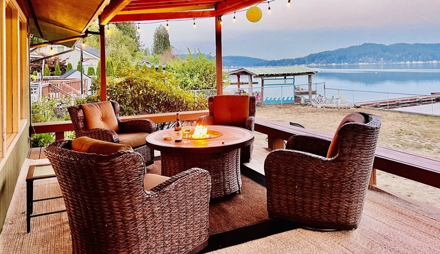 Union waterfront house with 2 king beds, kayaks, Wifi, next to Alderbrook Resort