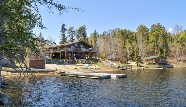 Unique 1929 Lakeside Cabin with shared hot tub and sauna!
