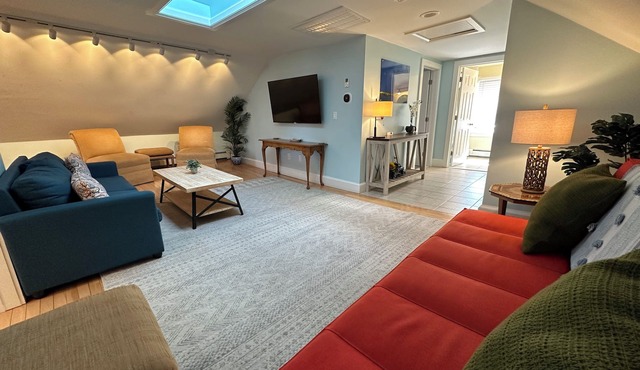 Unique 2 Bed 1 Bath (Dog Friendly) Apartment in Broadway Neighborhood