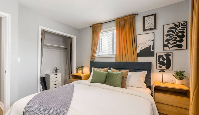 Unique 2-bedroom apt in calm Riverside enroute between airport and Kansas City