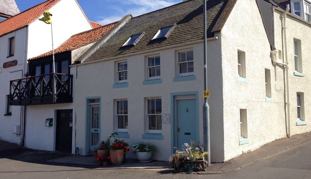 Unique 2 Bedroom Harbour Front Apartment