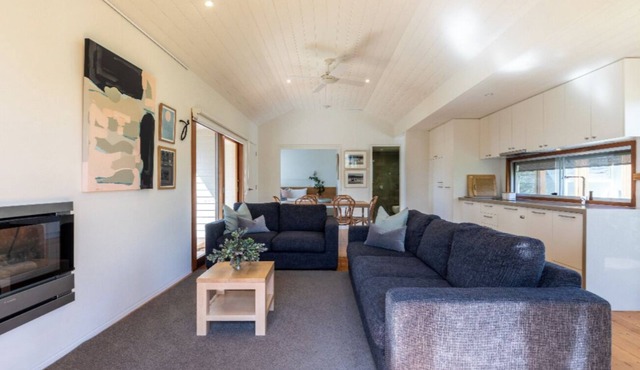 Unique 2 bedroom riverside Boathouse in central Barwon Heads