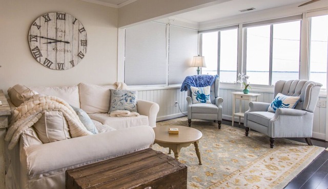 Unique 2-bedroom waterfront cottage