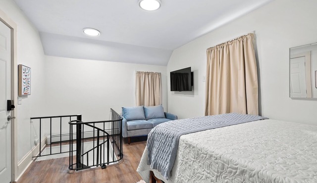 Unique 2-Story Studio Apartment - Walk To Downtown
