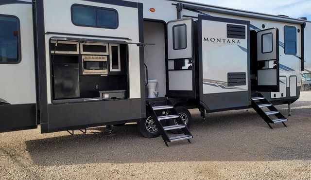 Unique 2BR 5th Wheel Getaway - Horse Ranch Views - Wi-Fi & A/C