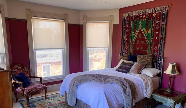 Unique 2BR, kitchen & work space - walk to River!