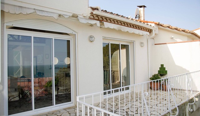Unique 3-bd house w/lovely Mediterranean view, walk to shops, restaurants, beach