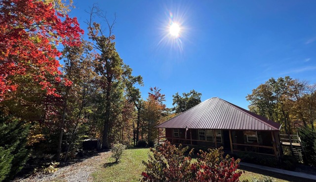 Unique 3-Bed Cabin with fireplace and waterfall