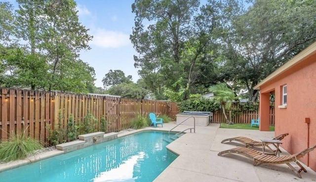 Unique 3 Bedroom Tampa Home w/ Pool+Jacuzzi