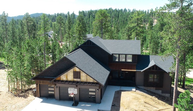 Unique 3800+ Sq. Ft. Lodge w/Game Room, Open Plan, Hot Tub, and Clubhouse!