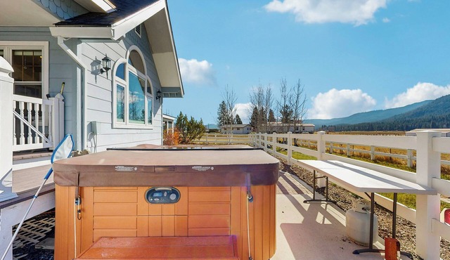 Unique 3BR: Mountain Views, Hot Tub & Wood Stove