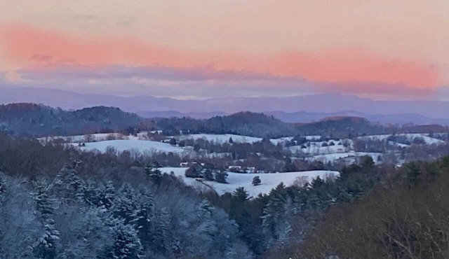 Unique 4 ac. private country estate, stunning views, 1/4 mile to Va. Creeper!