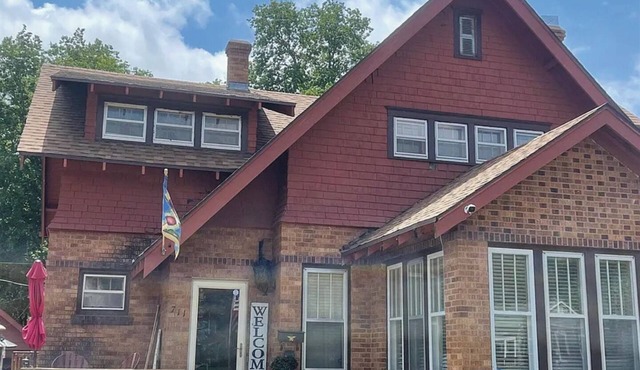 Unique 4-bedroom house with private patio - walking distance to downtown Yankton