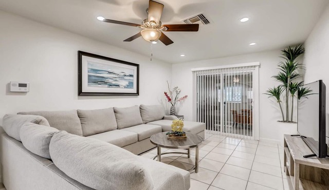 Unique 4 bedrooms 5 miles from down town Vegas