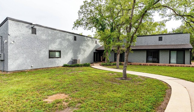 Unique 5-bedroom country home. In the middle of nowhere. close to everything!